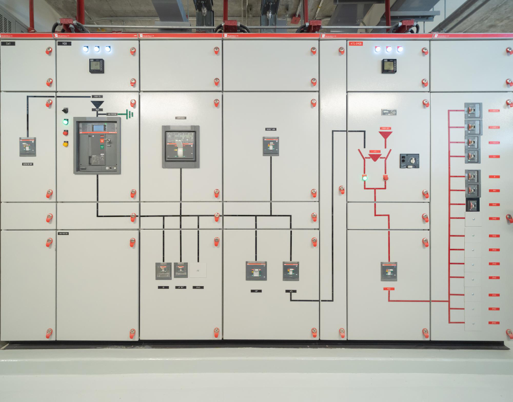 Niederspannungsschaltanlage mit Messinstrumenten und Steuermodulen in einem Industriebetrieb